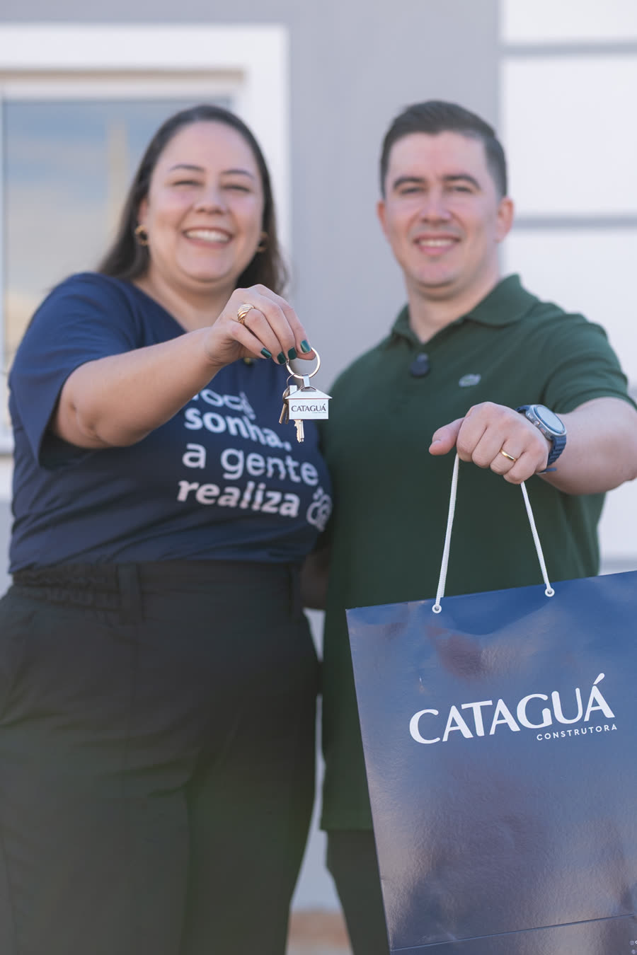 Cliente da Cataguá recebendo as chaves do seu imóvel novo